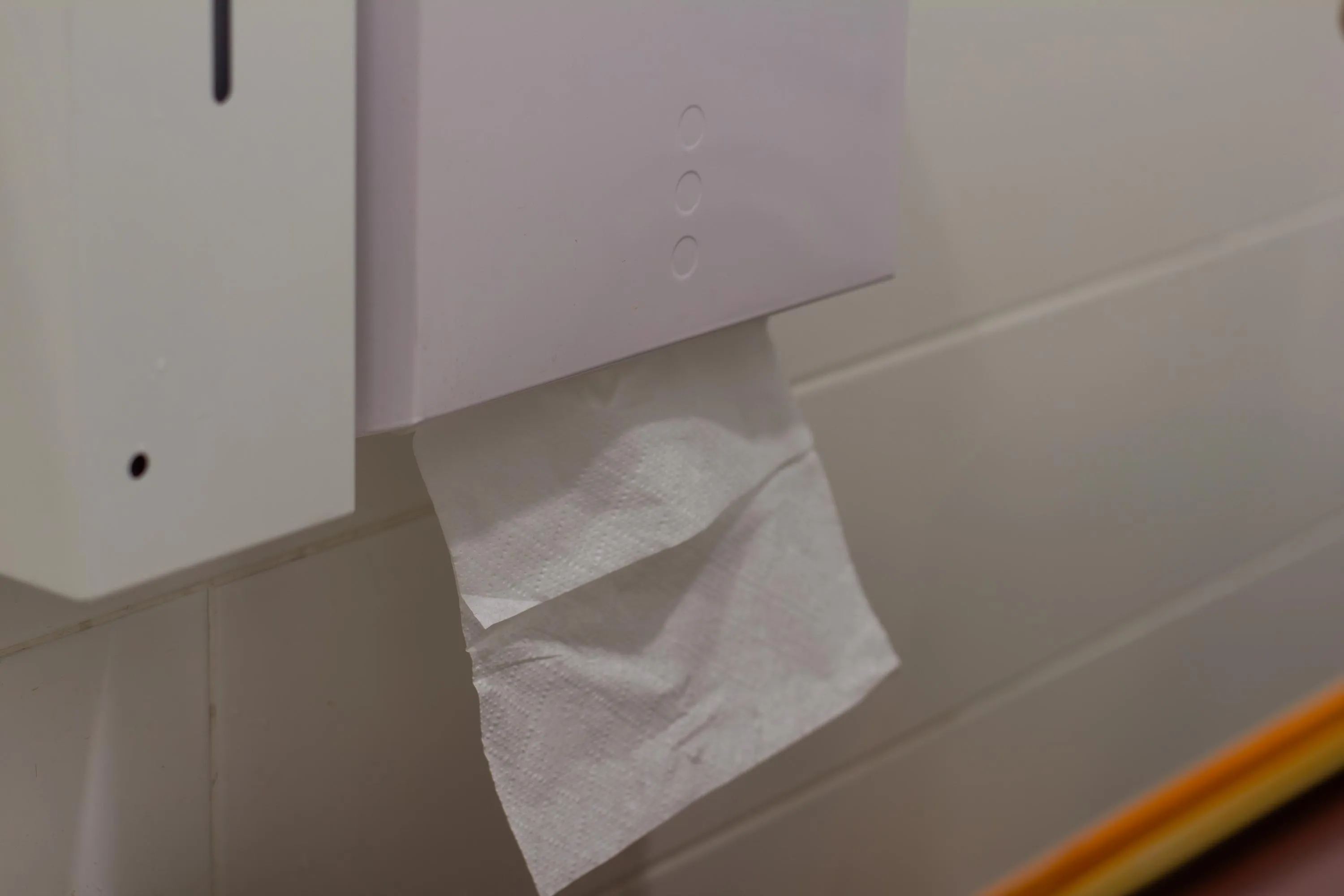 В туалете лучше использовать бумажные полотенца / Фото Getty Images