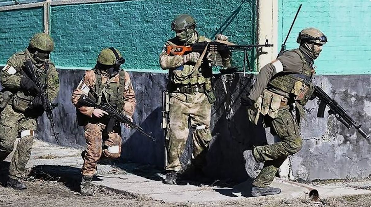 Российские бойцы с оружием в руках Российские бойцы с оружием в руках