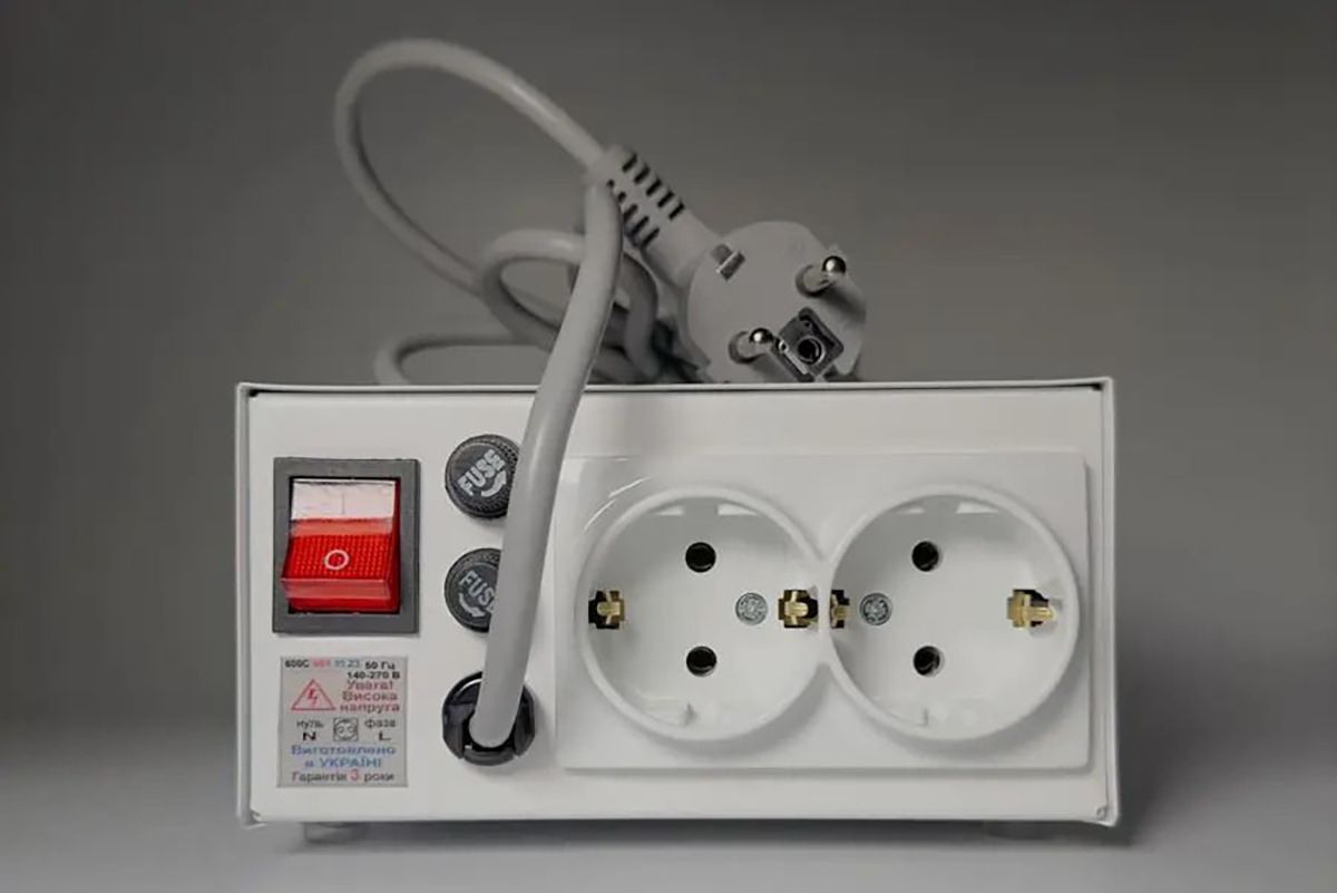 Что такое стабилизатор напряжения и каким приборам он необходим