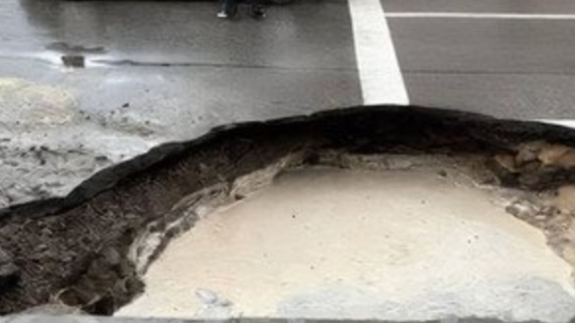 Огромная воронка в Киеве - 24 Канал Огромная воронка в Киеве - 24 Канал