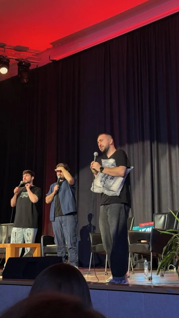 Стендап-коміки розіграли комплект білизни Укрзалізниці Стендап-коміки розіграли комплект білизни Укрзалізниці