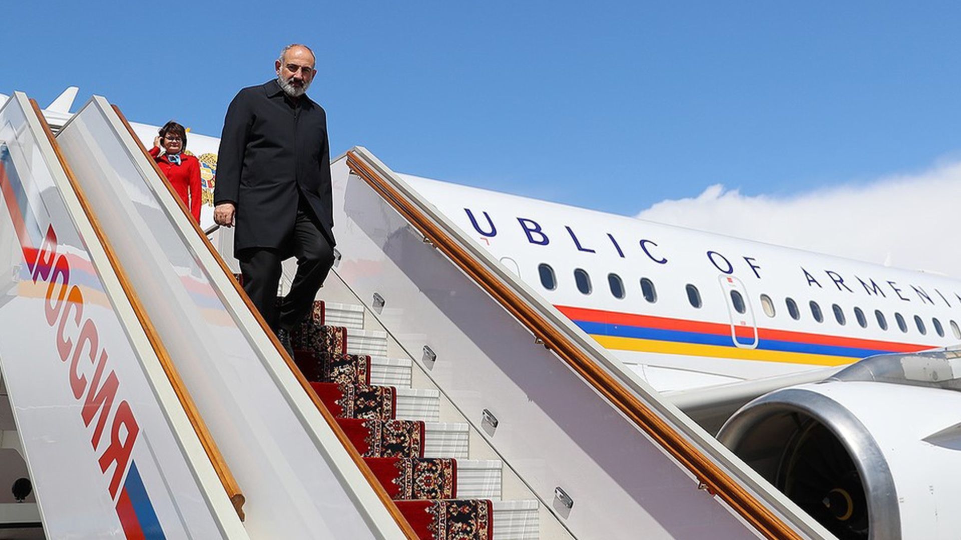 Прем'єр-міністр Вірменії Нікол Пашинян сходить зі свого літака Прем'єр-міністр Вірменії Нікол Пашинян сходить зі свого літака