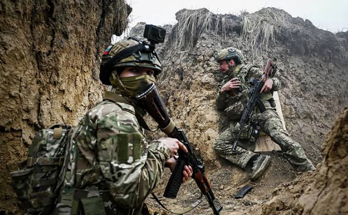 Российские оккупанты с оружием в руках в окопе