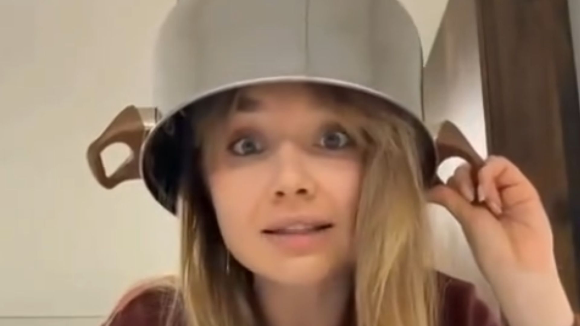 Дівчина зняла провокативне відео з каструлею Дівчина зняла провокативне відео з каструлею