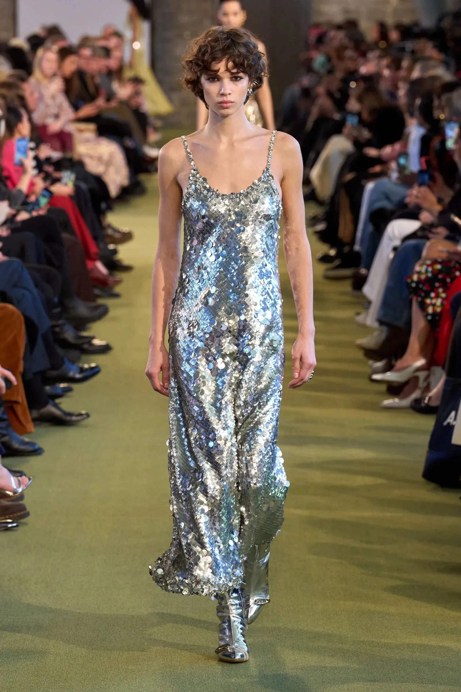 Цвета платьев на Новый год / Фото Vogue Цвета платьев на Новый год / Фото Vogue