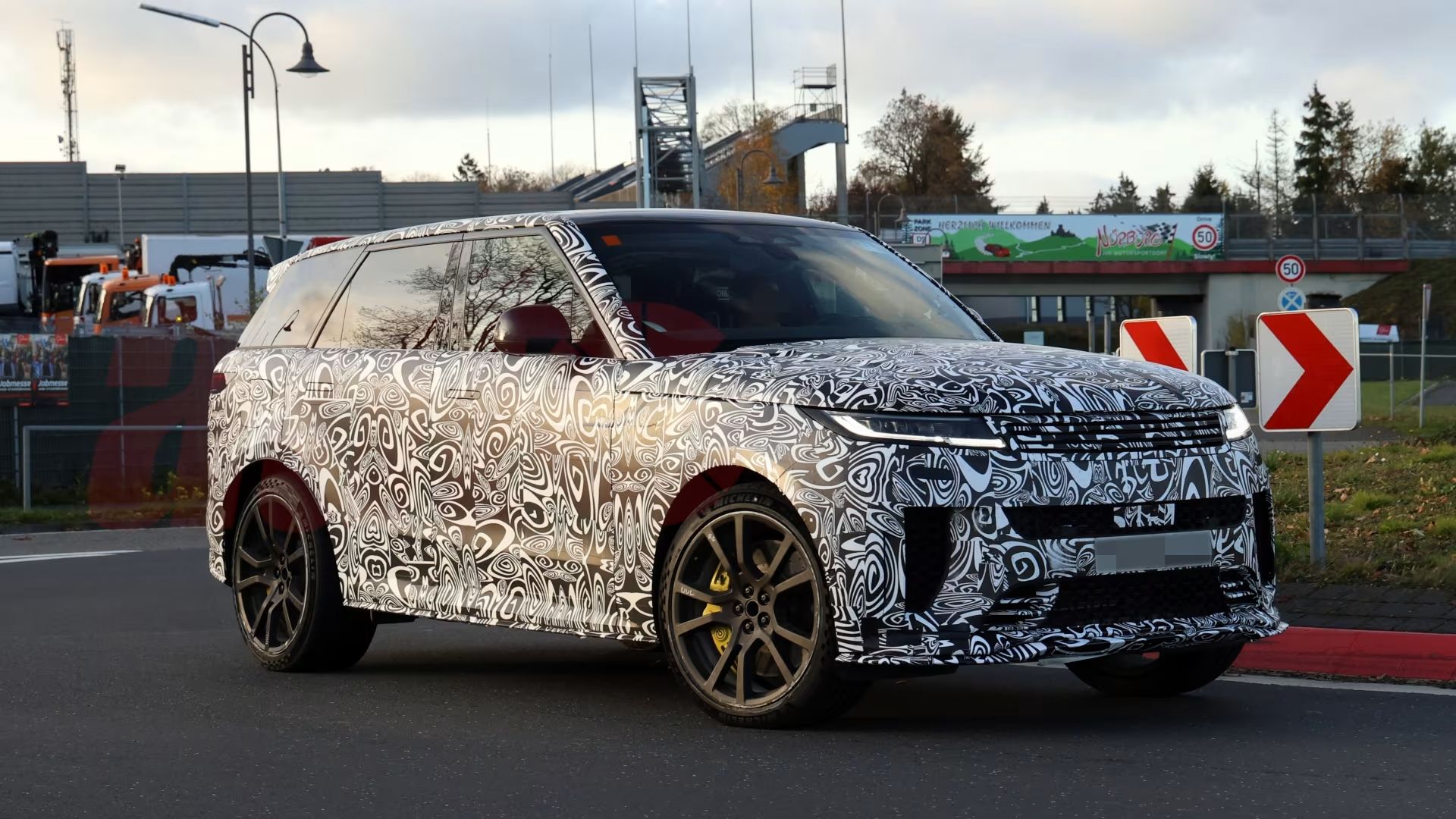 Найпотужніший Range Rover Sport знову виїхав на трек