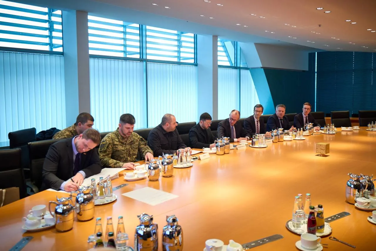 Мерц поруч з українською делегацією Мерц поруч з українською делегацією