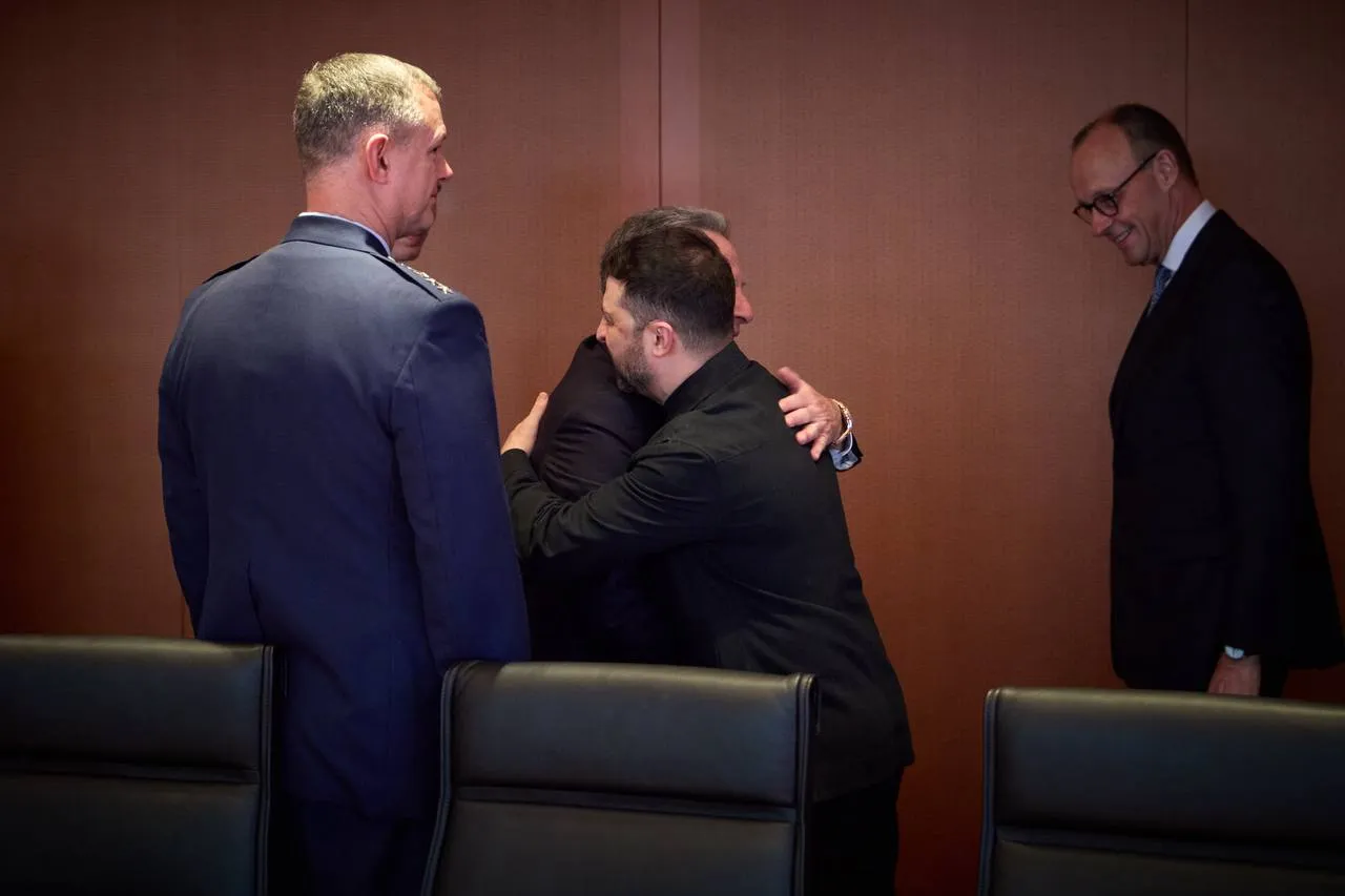 Мерц у Берліні постійно поруч із Зеленським Мерц у Берліні постійно поруч із Зеленським