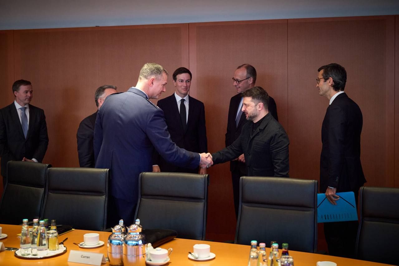 Мерц постоянно возле Зеленского 14.12.2025 - фото - участвует ли в переговорах - Геополитика