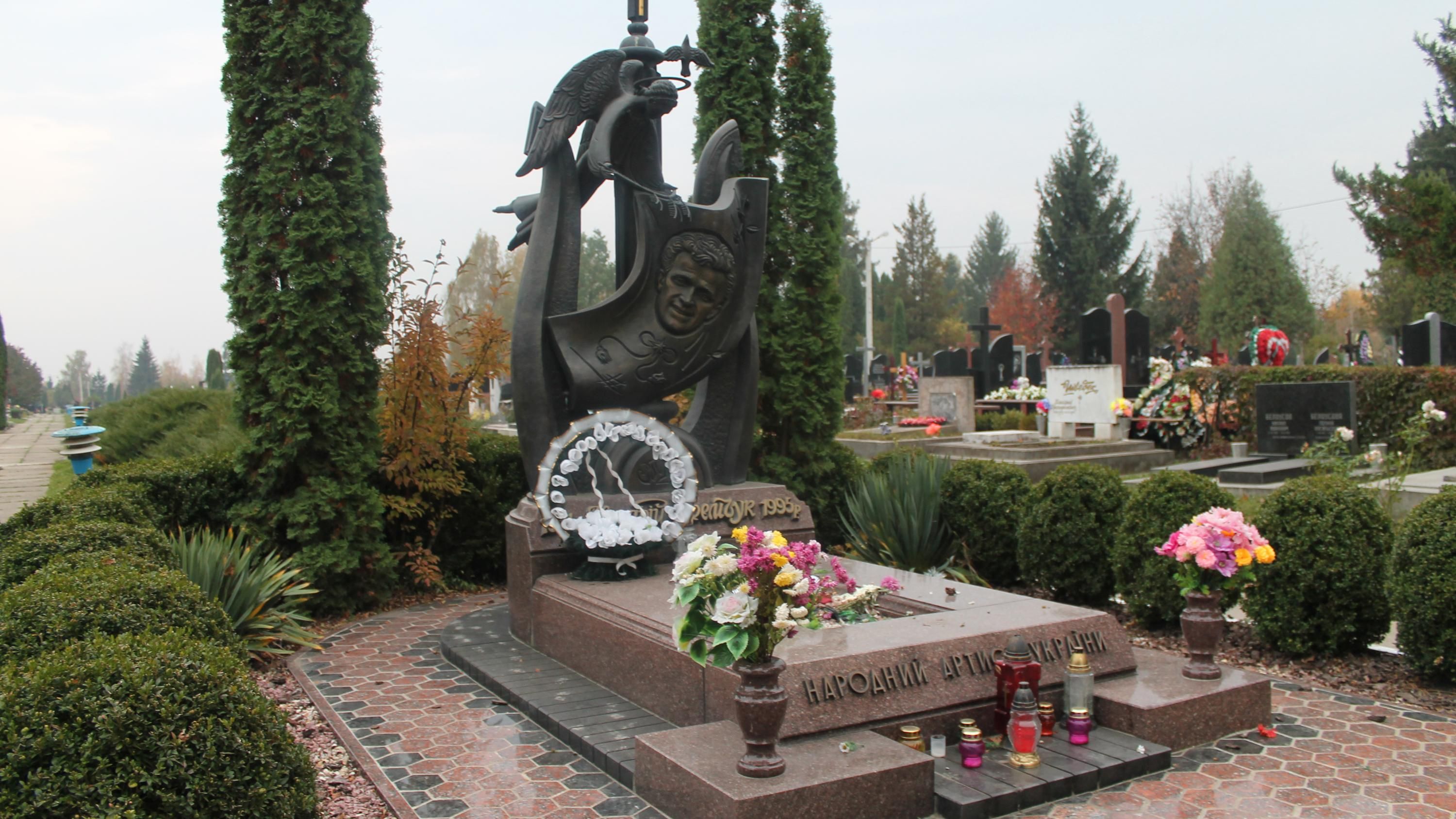 Чи росте насправді яворина на могилі Назарія Яремчука Чи росте насправді яворина на могилі Назарія Яремчука