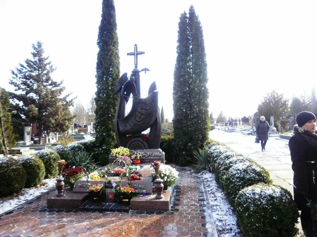 Растет ли яворина на могиле Назария Яремчука какие деревья растут на могиле Назария Яремчука Растет ли яворина на могиле Назария Яремчука какие деревья растут на могиле Назария Яремчука