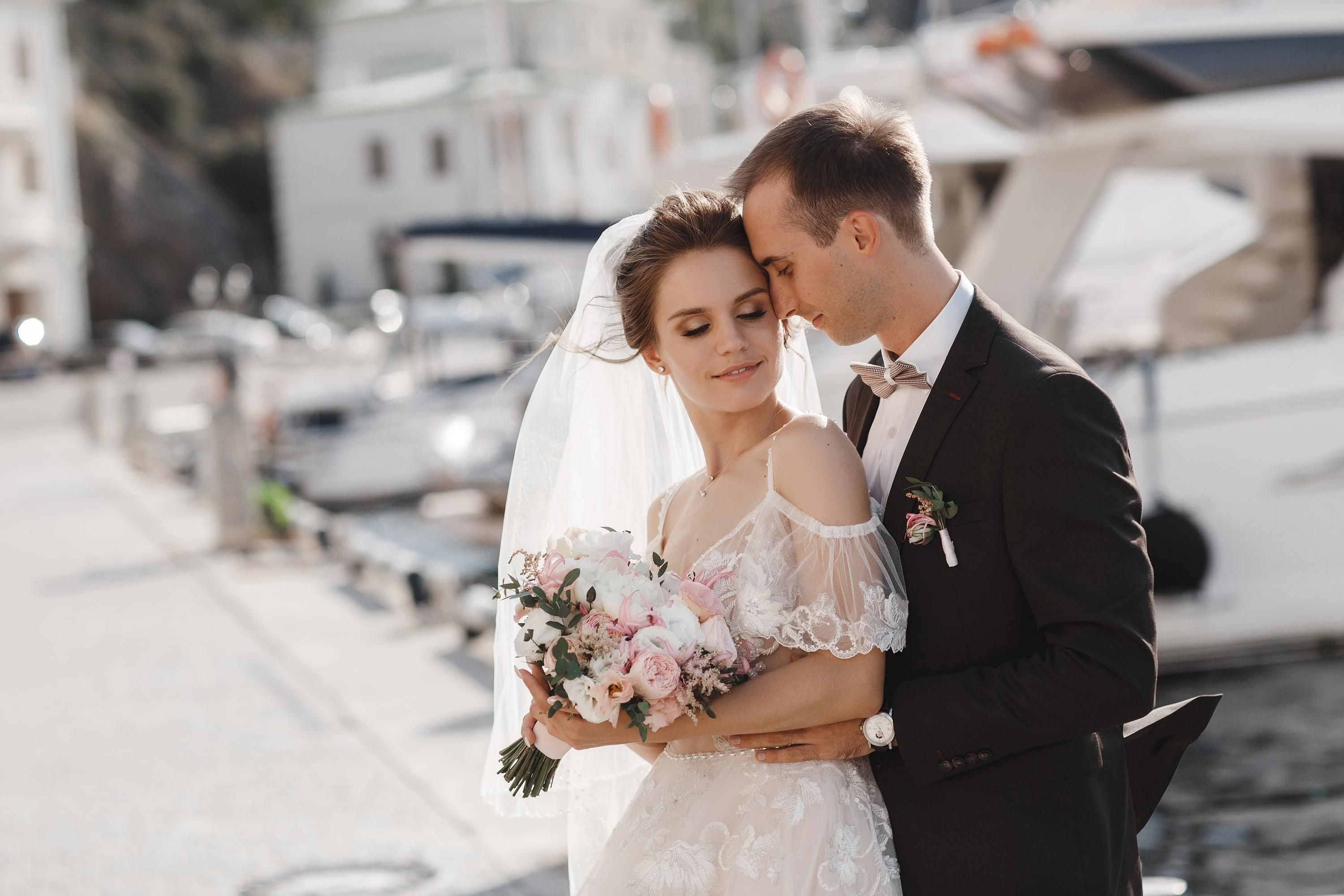 Жінка - одружена чи заміжня? Жінка - одружена чи заміжня?