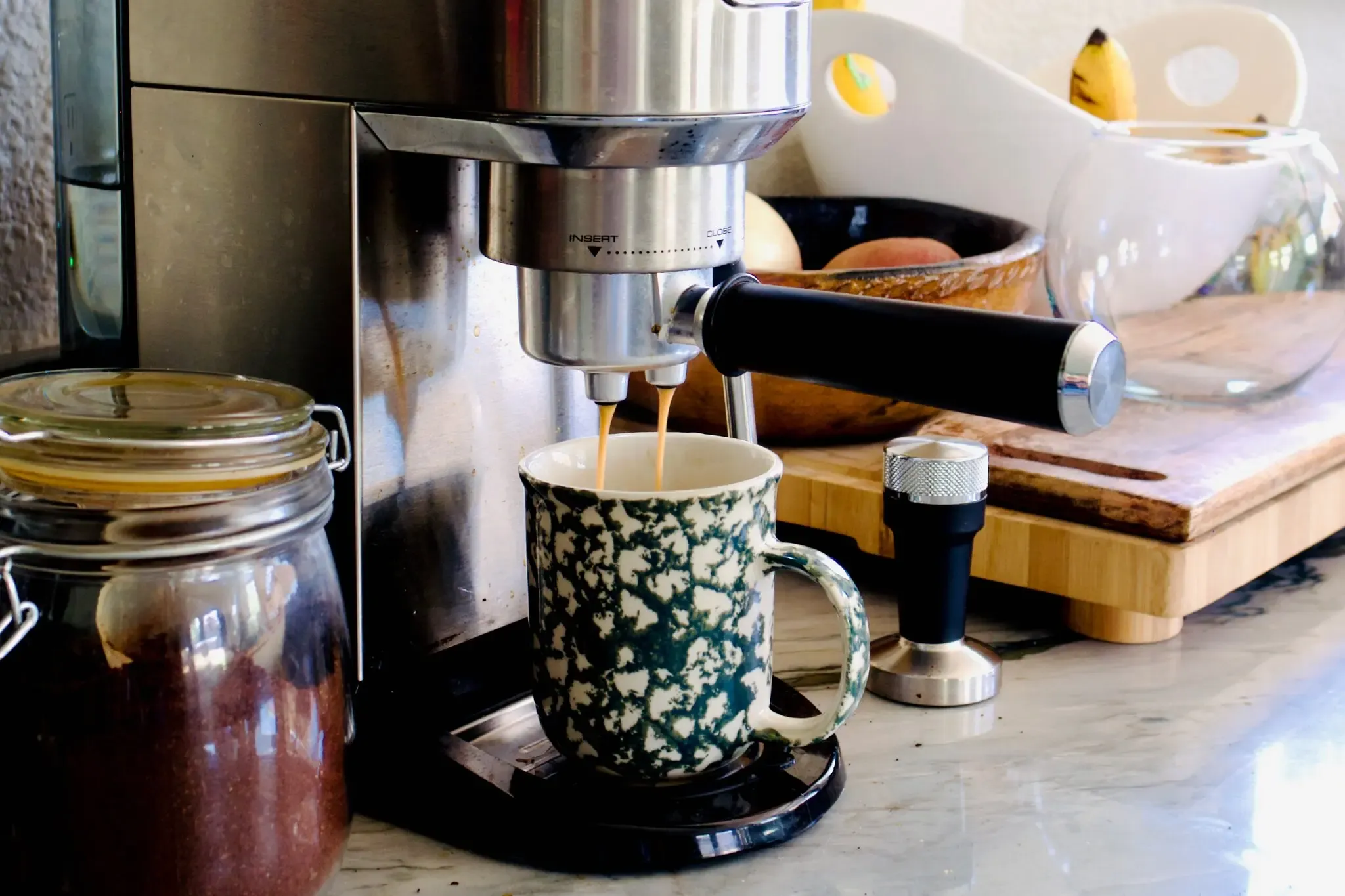 Домашний кофе все чаще заменяет походы в кафе - зумеры выбирают собственные кофемашины/ Фото The New York Times Домашний кофе все чаще заменяет походы в кафе - зумеры выбирают собственные кофемашины/ Фото The New York Times