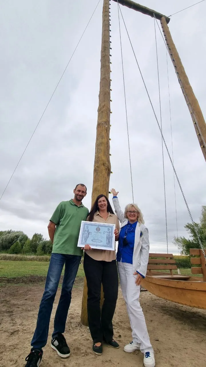 найвища в Україні гойдалку на суцільних дерев'яних колодах рекорд України Волинь