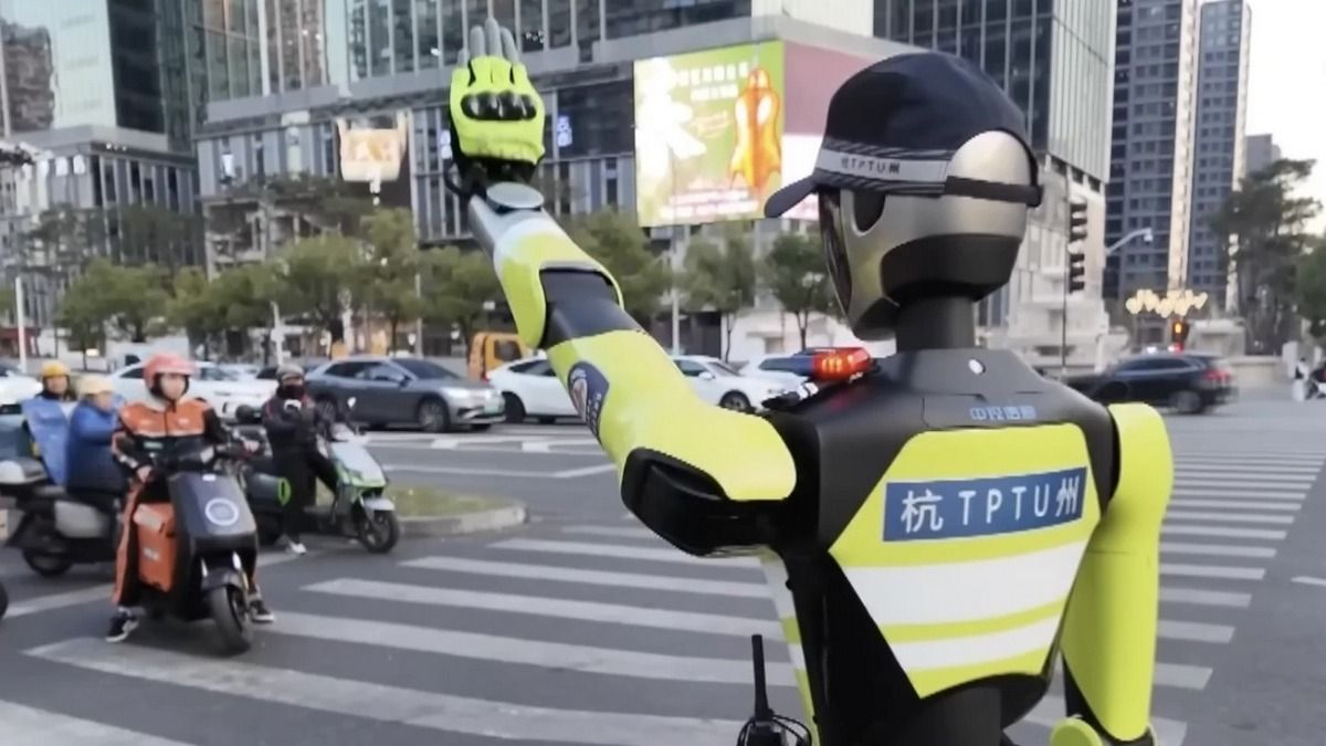 Робот-полицейский с ИИ регулирует движение в китайском городе Ханчжоу Робот-полицейский с ИИ регулирует движение в китайском городе Ханчжоу