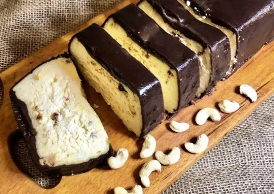 Львівський сирник в шоколаді, нарізаний шматками, поданий на дерев’яній дошці/Фото Давній Галич Львівський сирник в шоколаді, нарізаний шматками, поданий на дерев’яній дошці/Фото Давній Галич