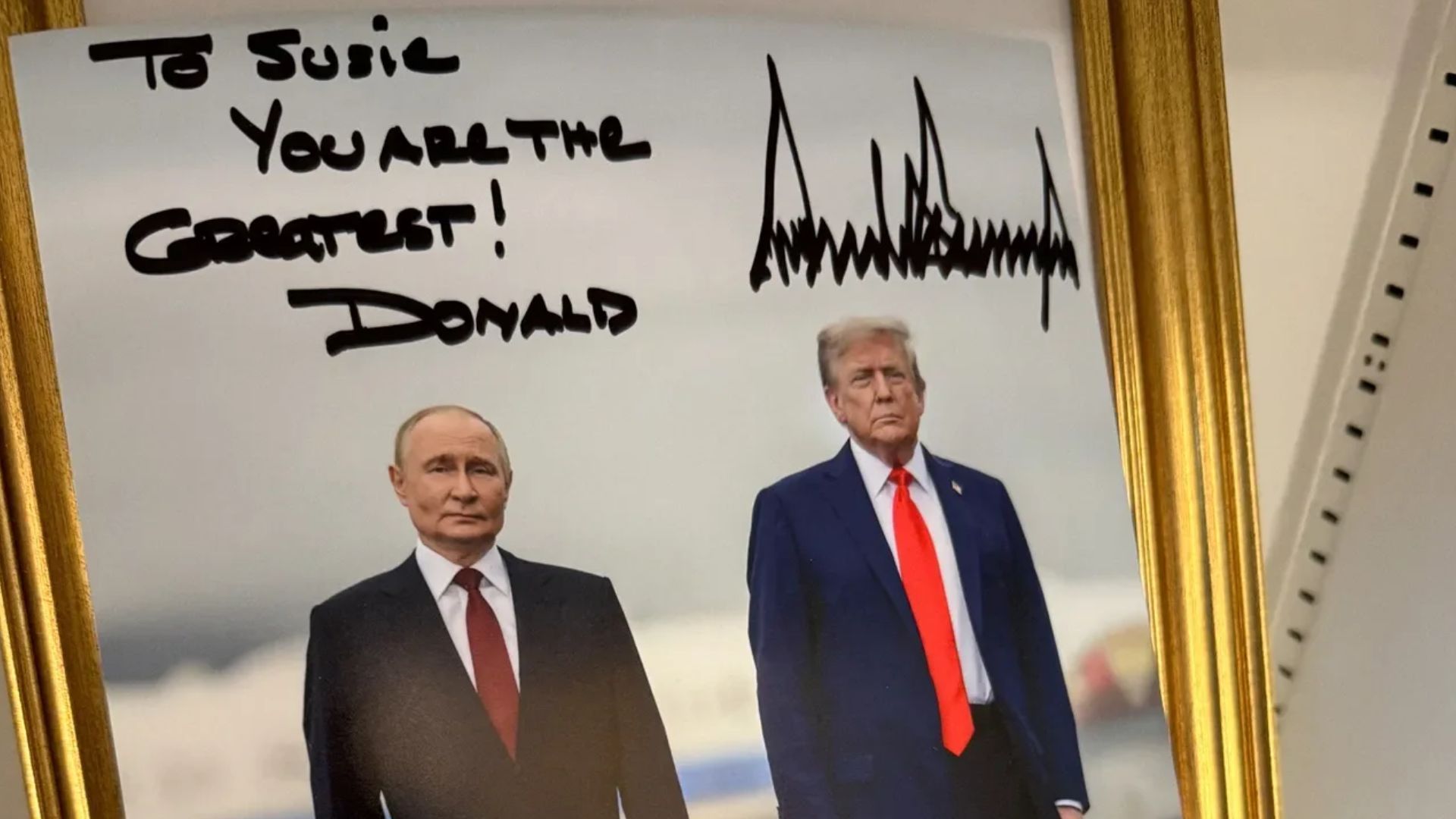 Фото у кабінеті Сьюзі Вайлз Фото у кабінеті Сьюзі Вайлз