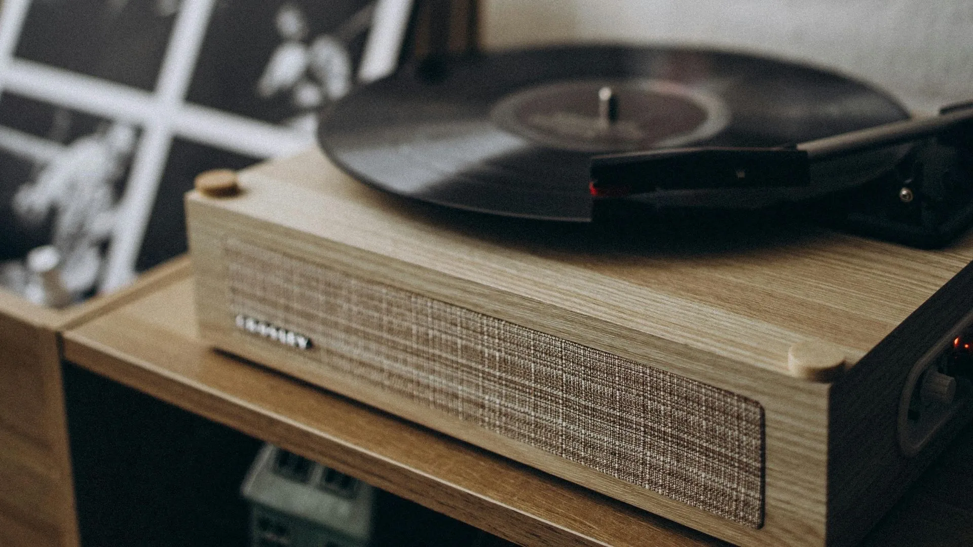 Що подарувати чоловікові на свята - вініловий програвач для платівок