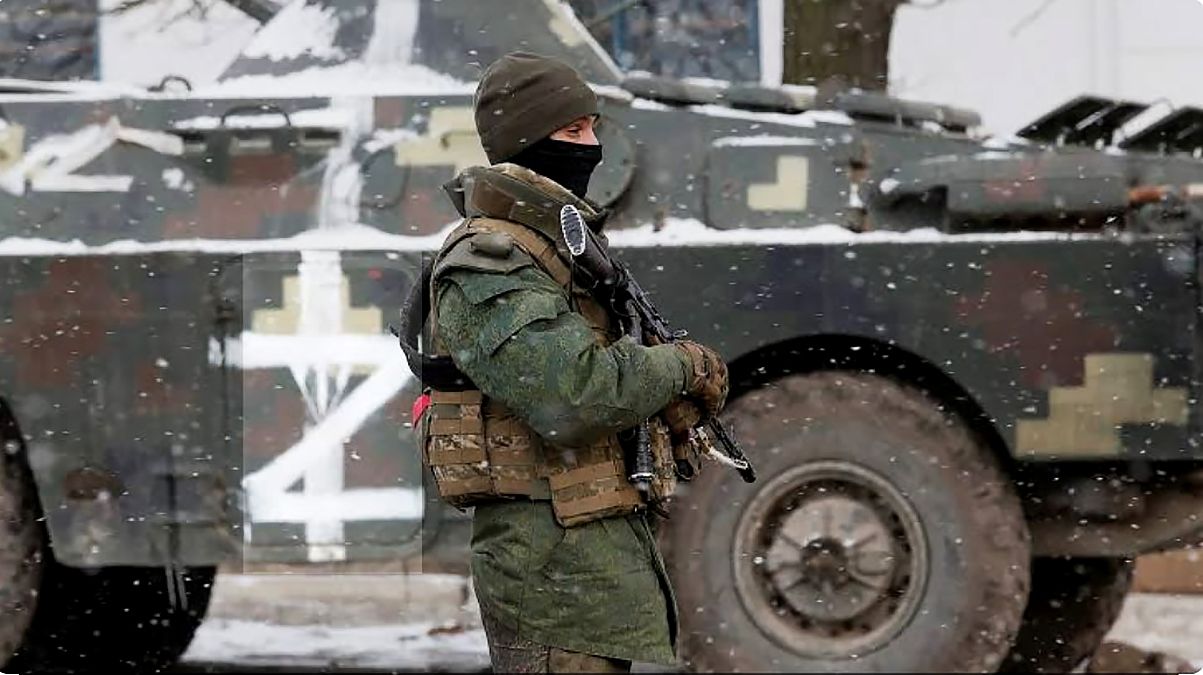 Российский солдат с оружием в руках