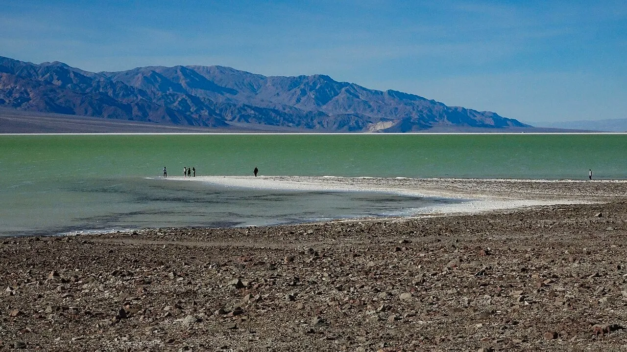 Озеро Менлі наповнилося водою у 2023 році Озеро Менлі наповнилося водою у 2023 році