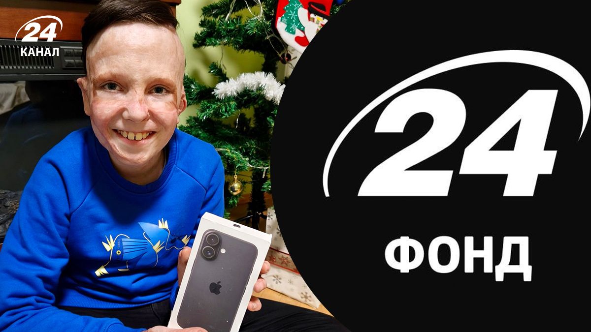 Роман Олексив с подарком от Фонда 24