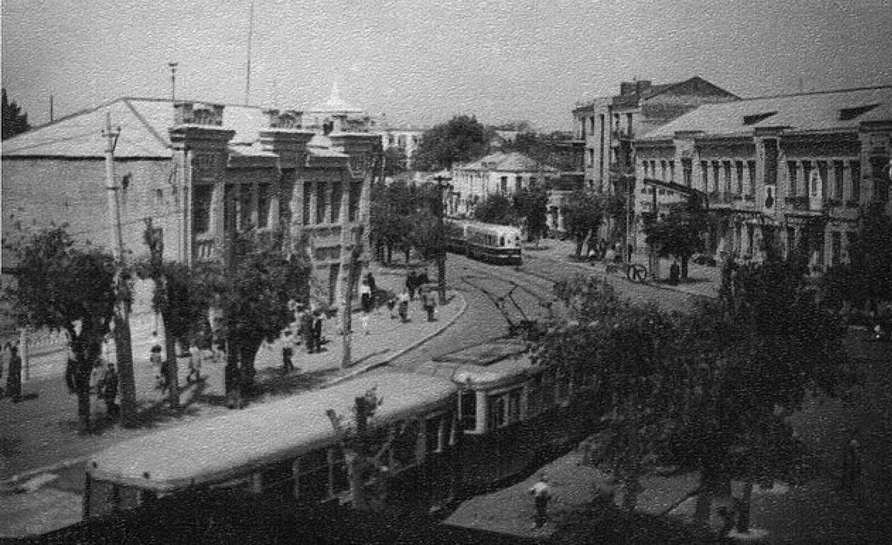 Вулиця Леніна праворуч будинок номер 48 (Свято-Миколаївська, 53) / фото з спільноти Вулиця Леніна праворуч будинок номер 48 (Свято-Миколаївська, 53) / фото з спільноти