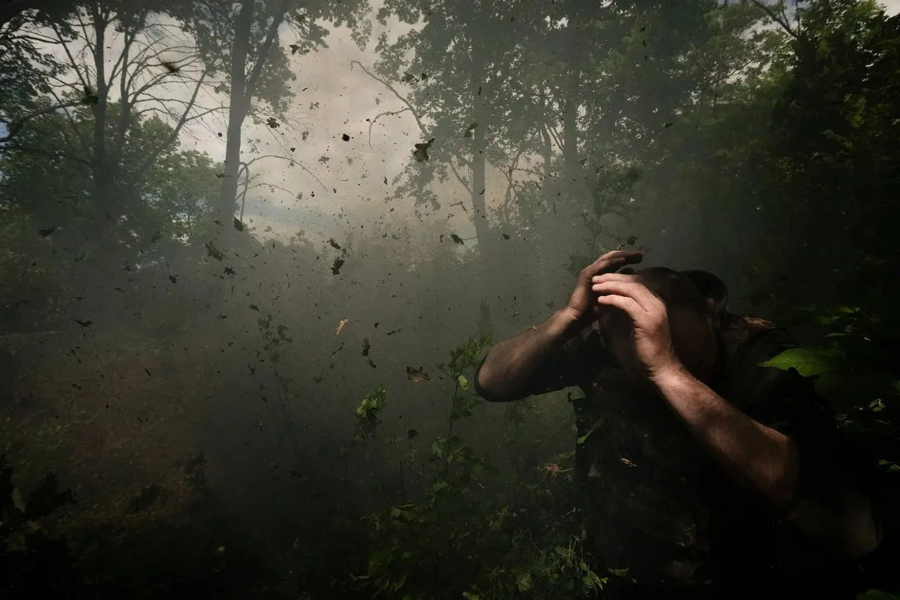 Військовий, який заховався від обстрілу Військовий, який заховався від обстрілу