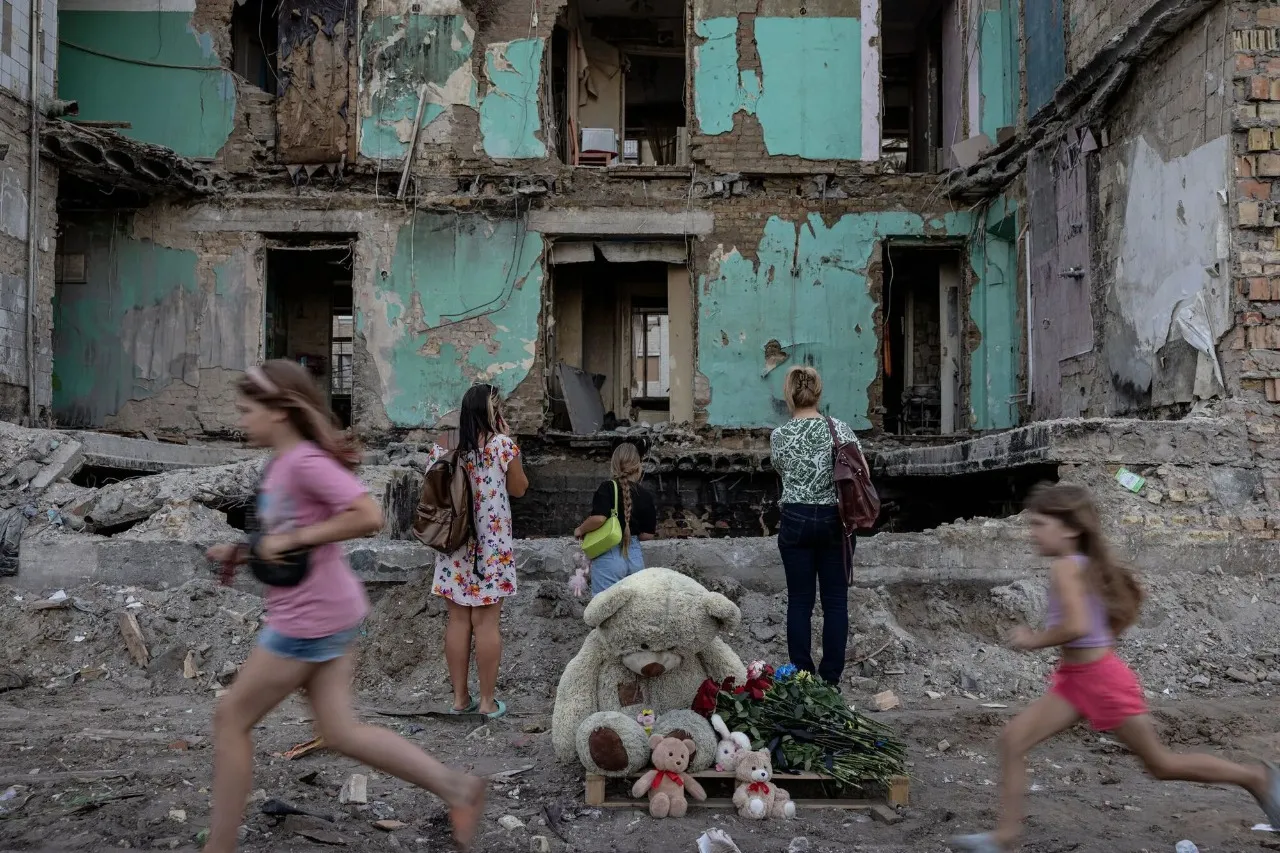 Меморіал у зруйнованому будинку Києва Меморіал у зруйнованому будинку Києва