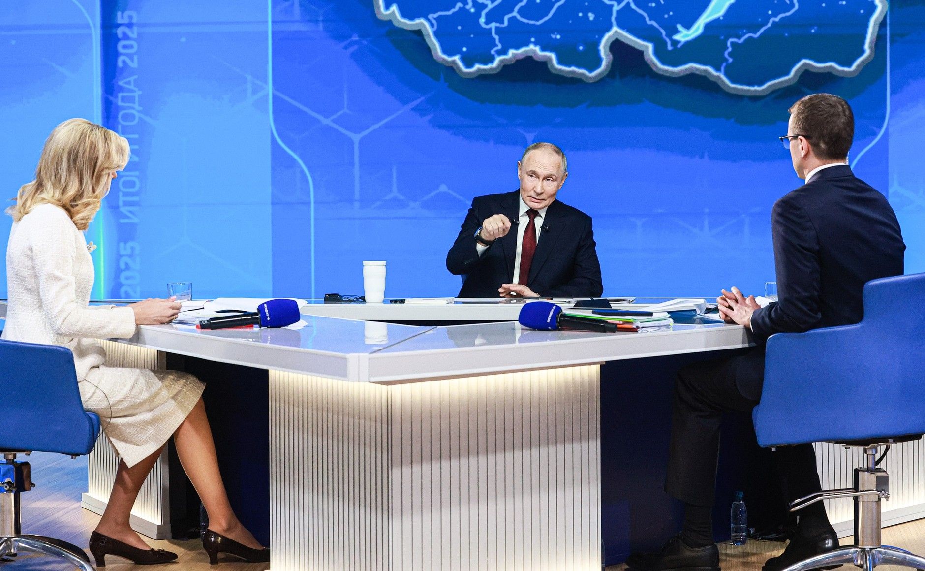 Российский диктатор Владимир Путин во время прямой линии во время прямой линии Российский диктатор Владимир Путин во время прямой линии во время прямой линии