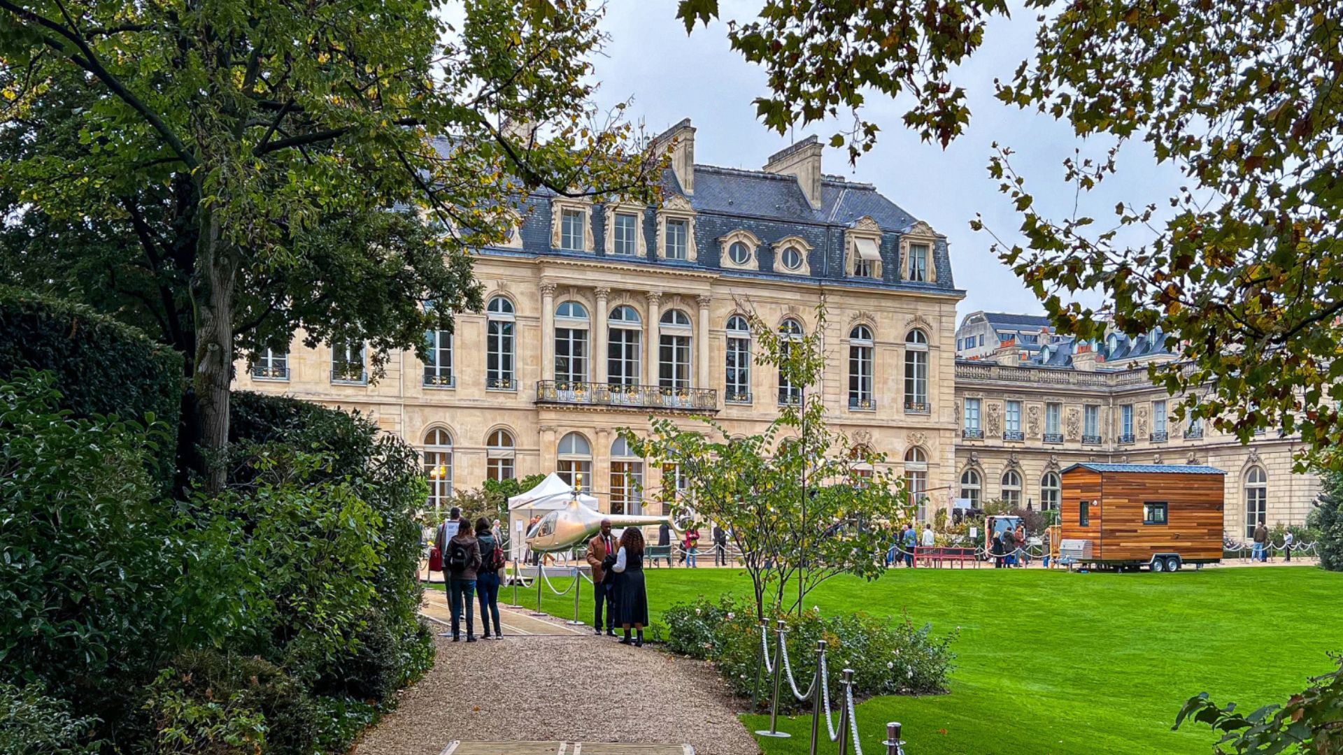 Из Елисейского дворца украли столовую посуду и фарфор