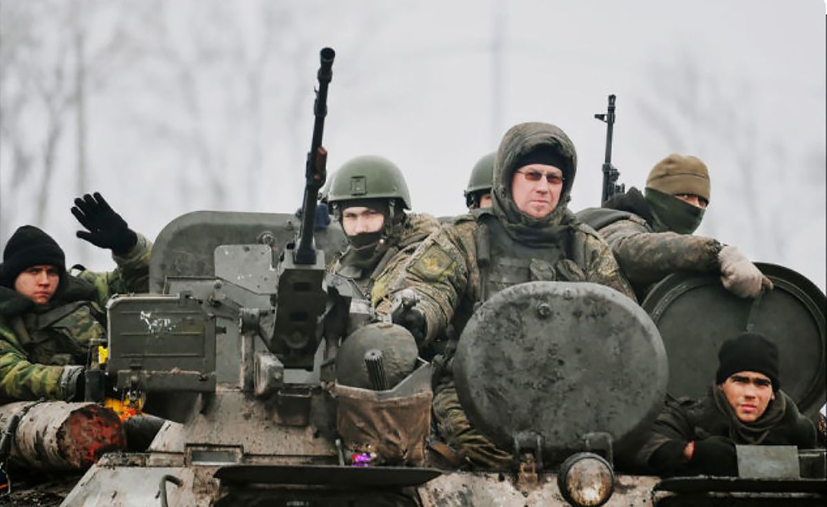 Російські окупанти зі зброєю в руках на БМП