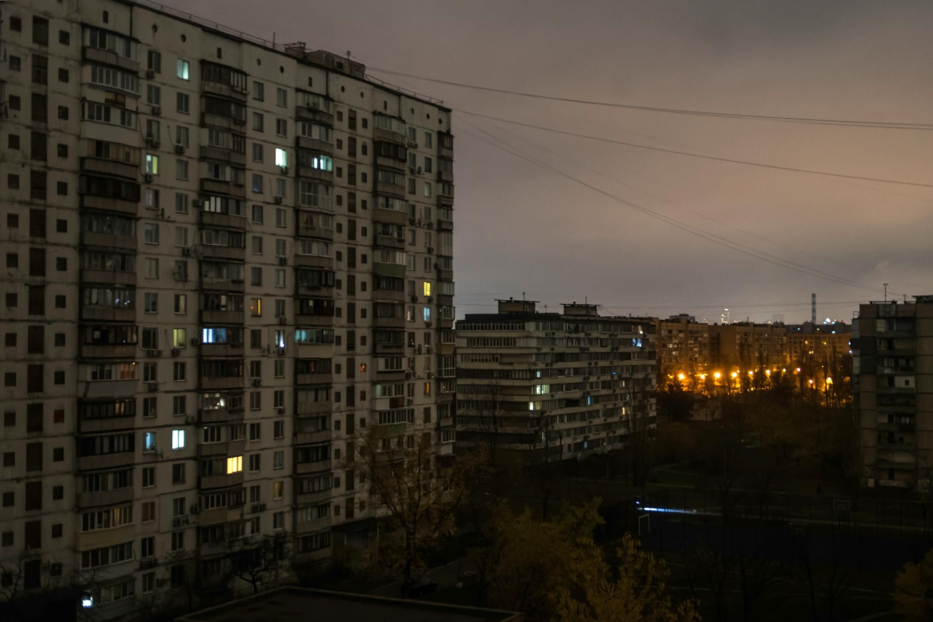 Под массированный российский обстрел снова попали подстанции Под массированный российский обстрел снова попали подстанции