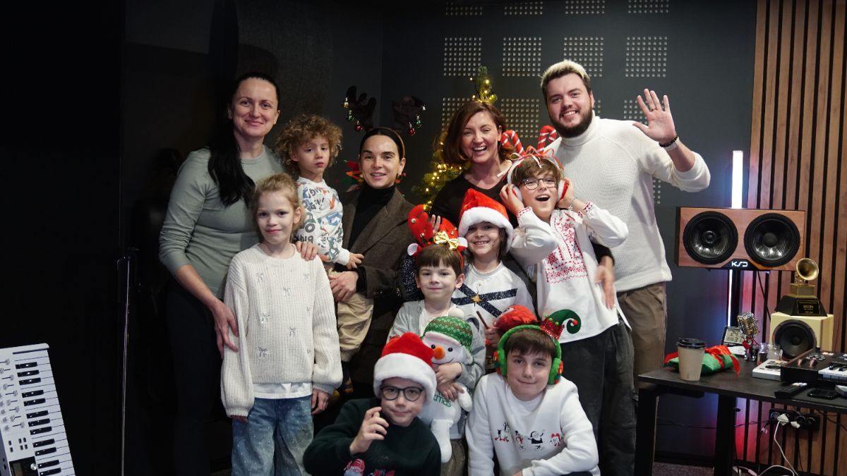 Оля Цибульская спела колядку с детьми