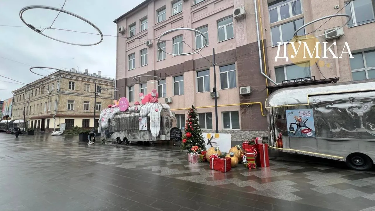 Автокафе на Лопанській набережній у Харкові Автокафе на Лопанській набережній у Харкові