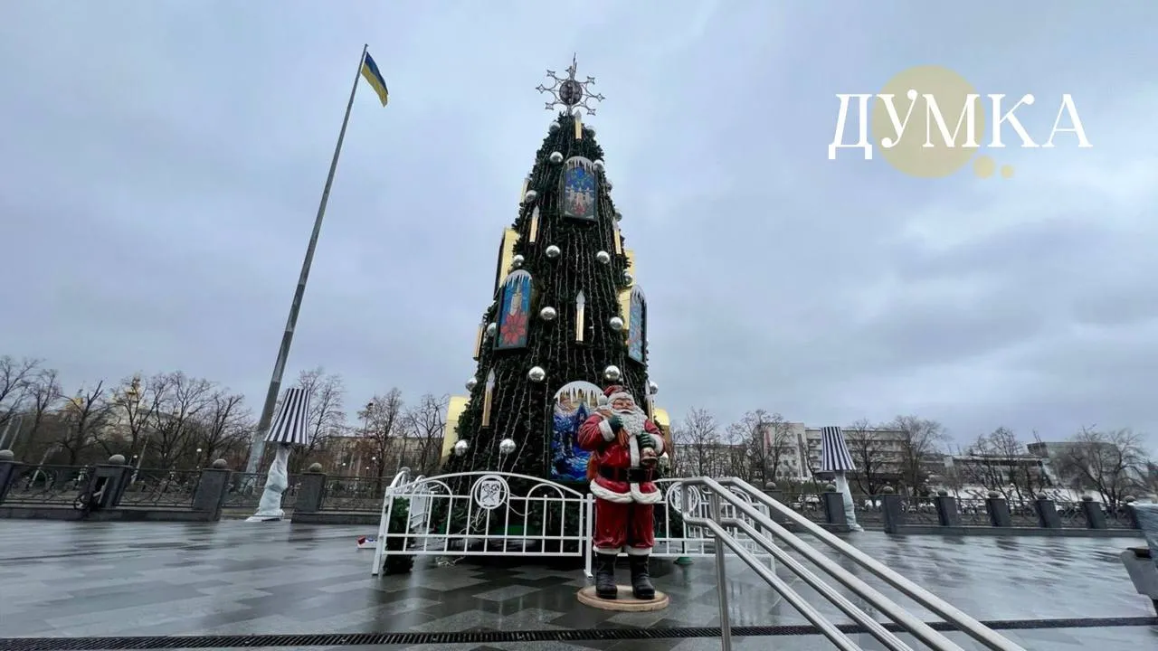 Ялинка на Лопанській набережній у Харкові Ялинка на Лопанській набережній у Харкові