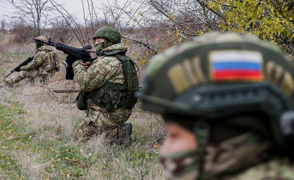 Російські окупанти зі зброєю в руках