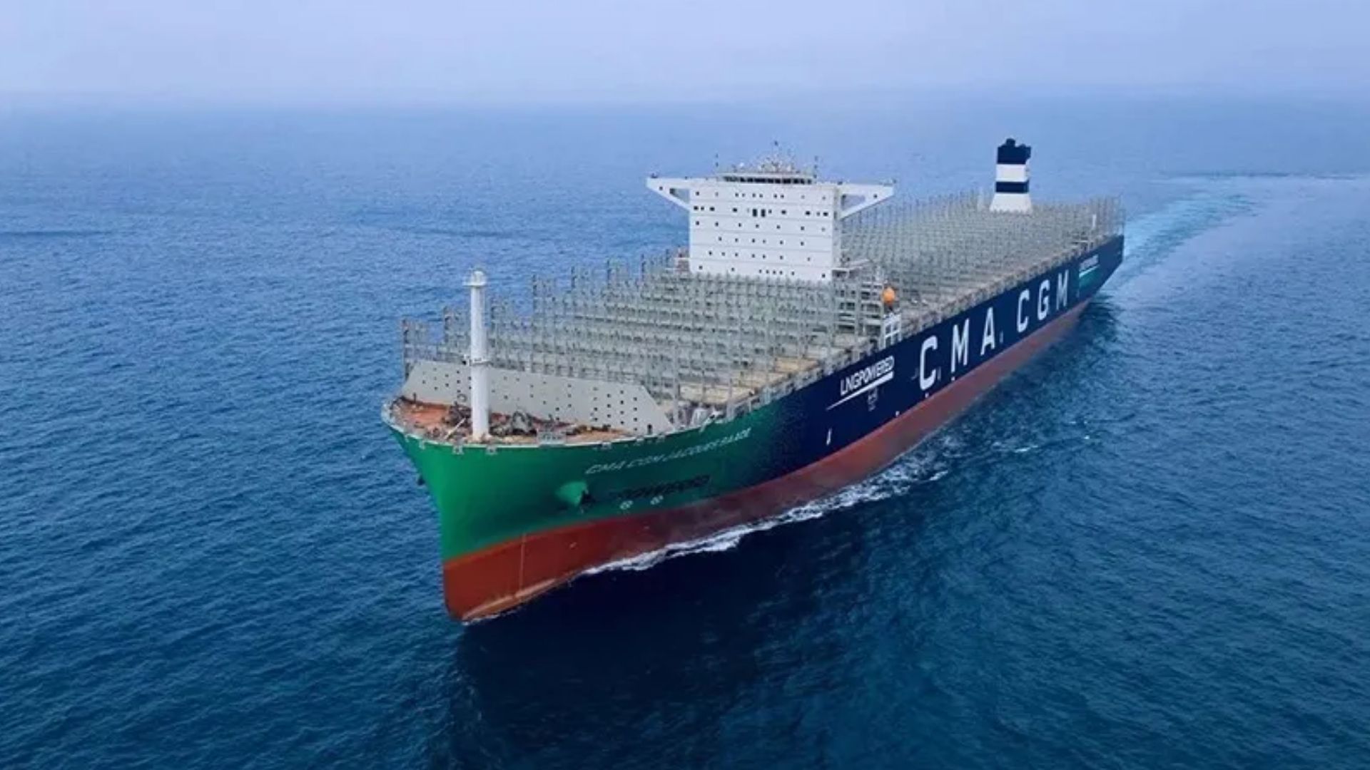 Через Суэцкий канал прошел один из крупнейших контейнеровозов в мире