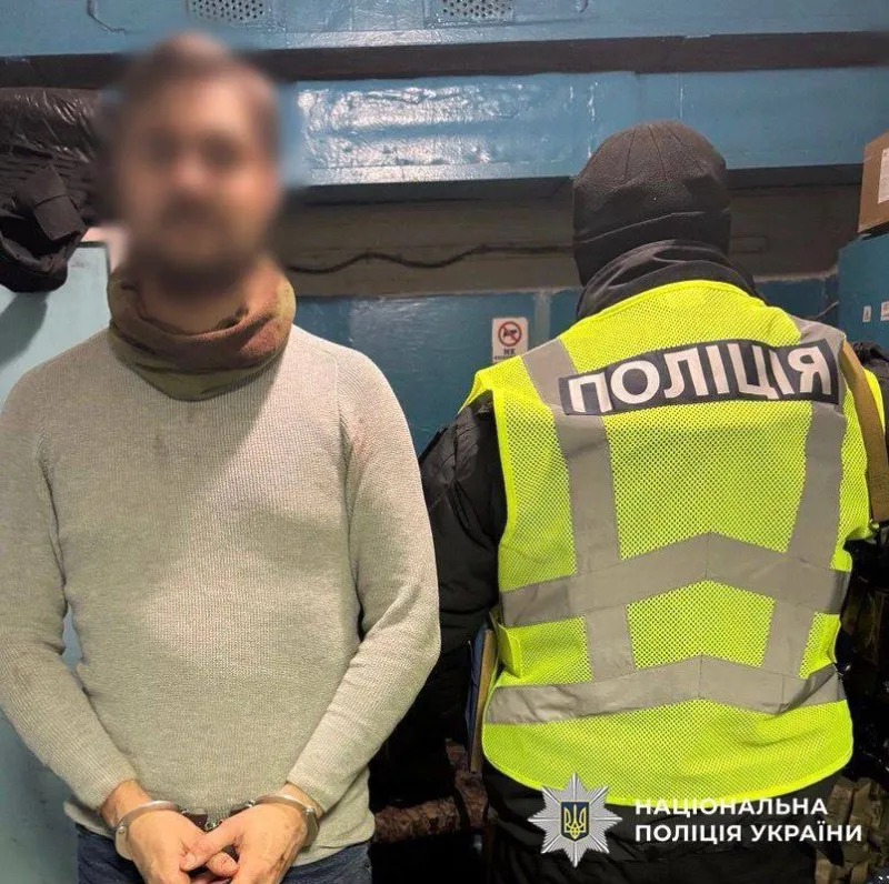 Мужчина напал на пассажиров в метро с ножом