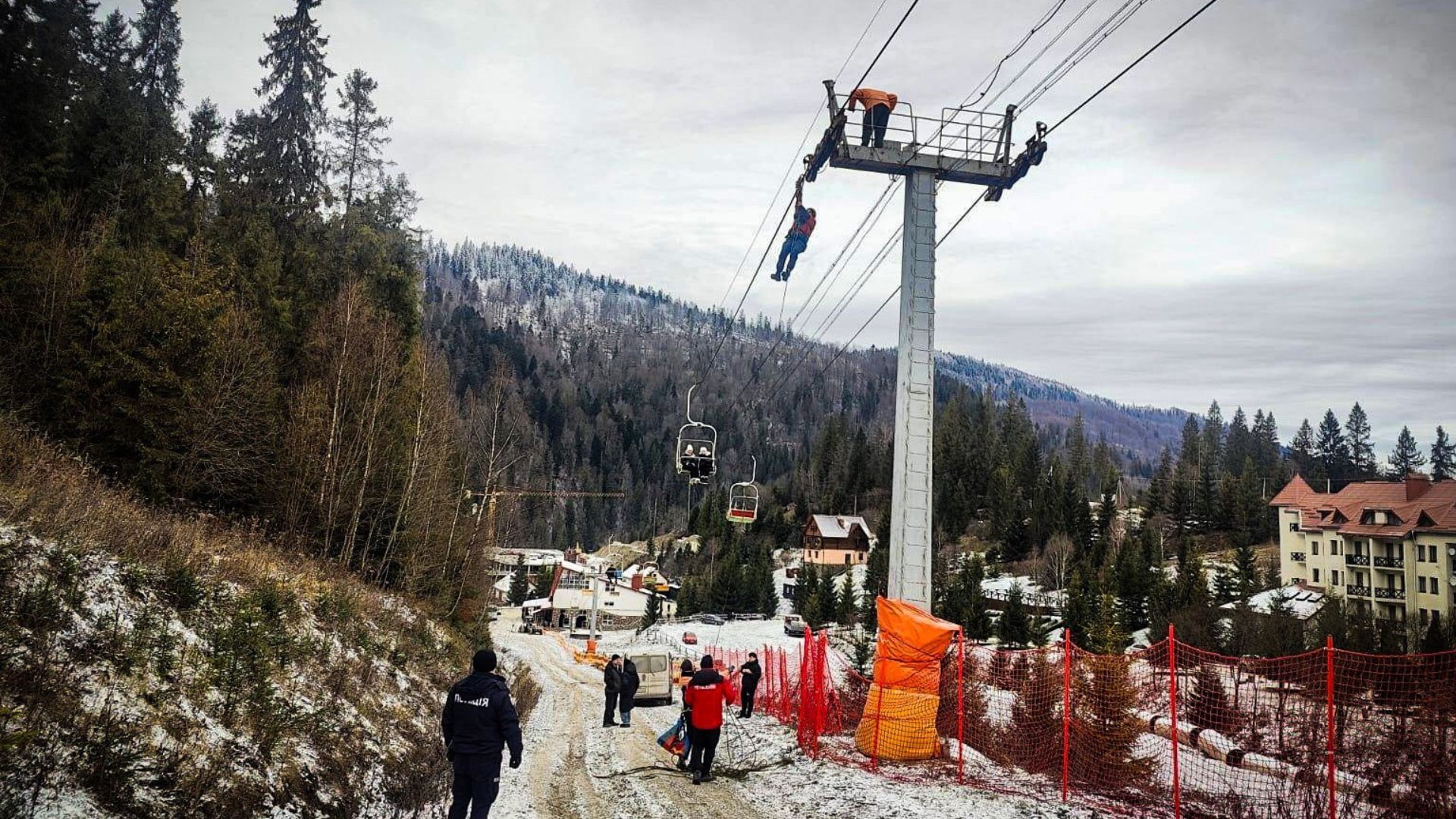 На Львівщині у горах зупинився підйомник На Львівщині у горах зупинився підйомник