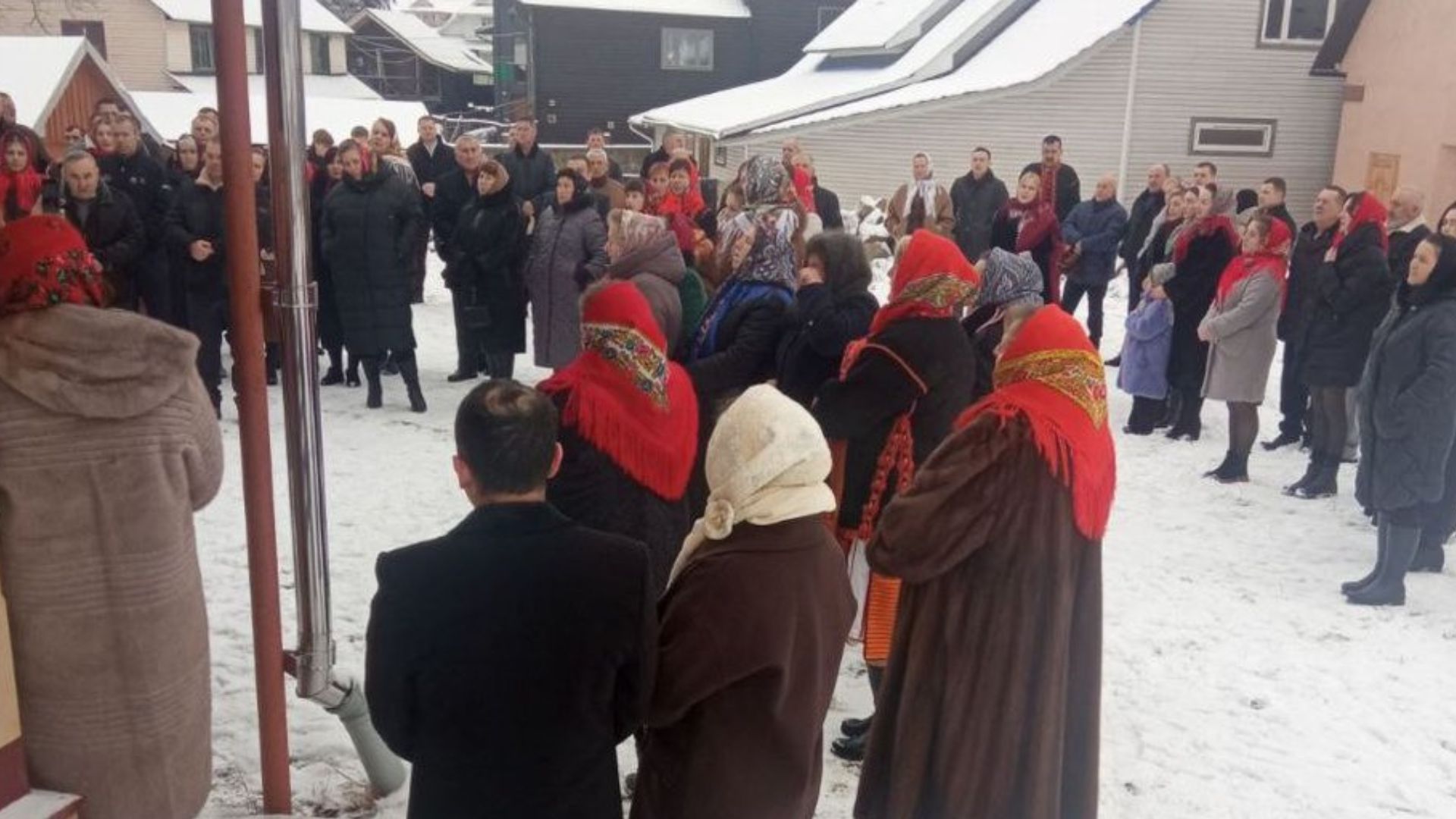 Верующих в Космаче не пустили в церковь Верующих в Космаче не пустили в церковь