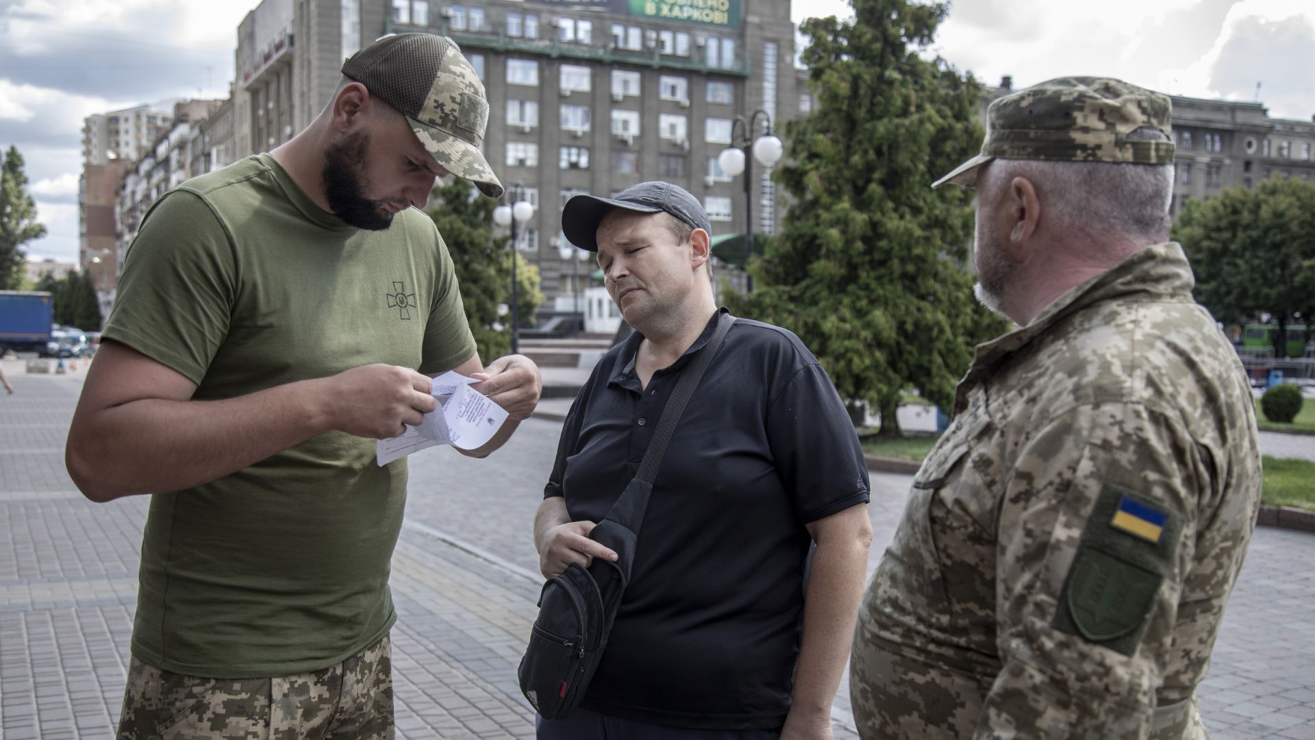 Кто может вручать повестки