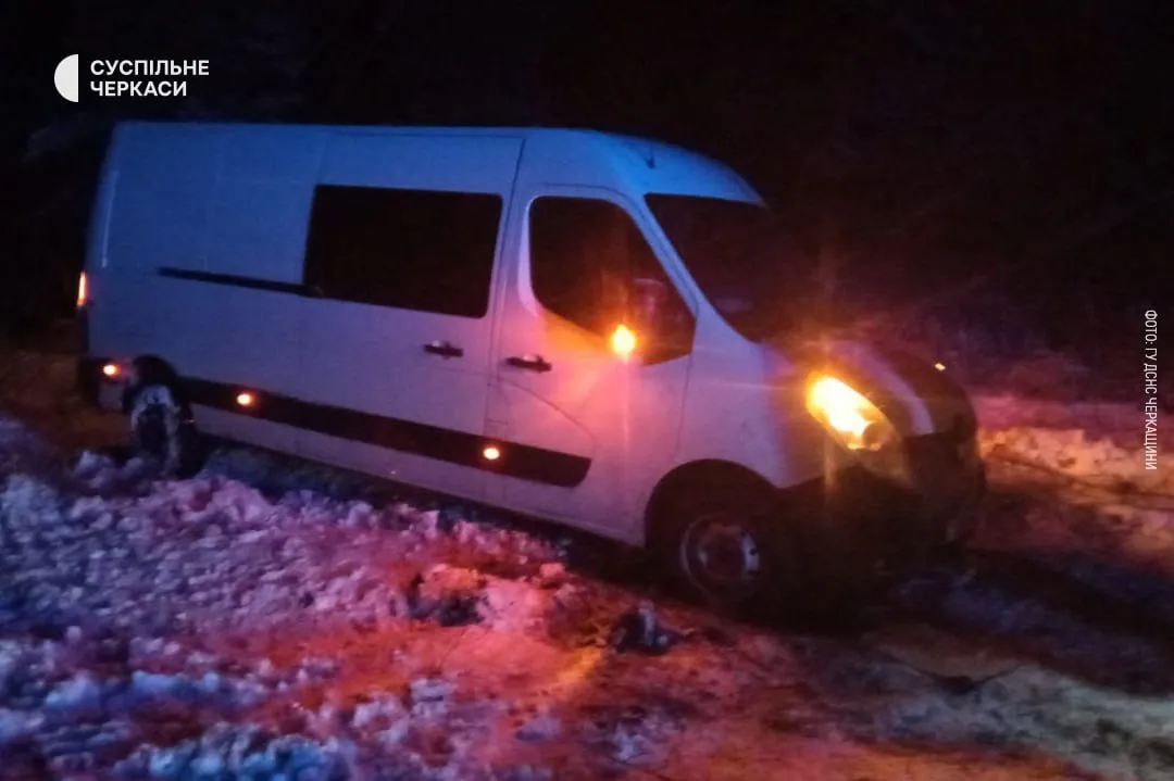 Біля Золотоноші в сугробі застряг автобус Біля Золотоноші в сугробі застряг автобус
