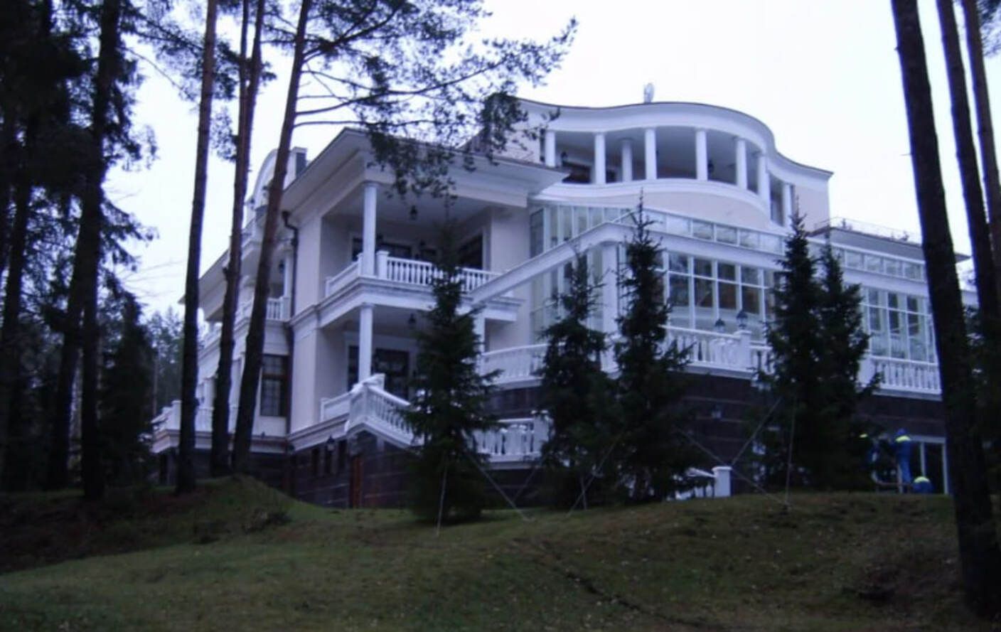 Резиденция Длинные Бороды на озере Ужин