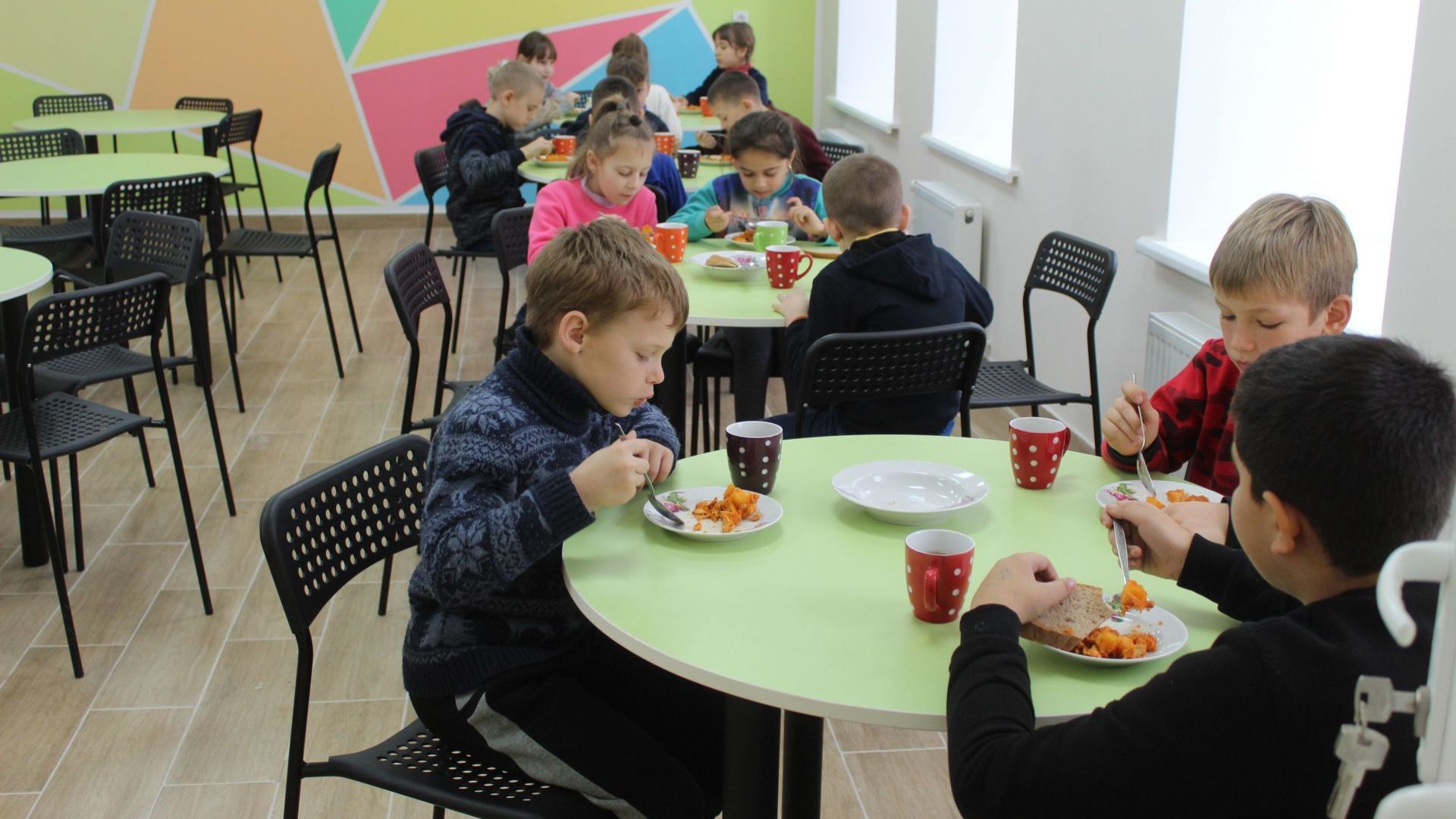 В Україні з вересня учні 1 - 11 класів отримуватимуть безкоштовне харчування В Україні з вересня учні 1 - 11 класів отримуватимуть безкоштовне харчування