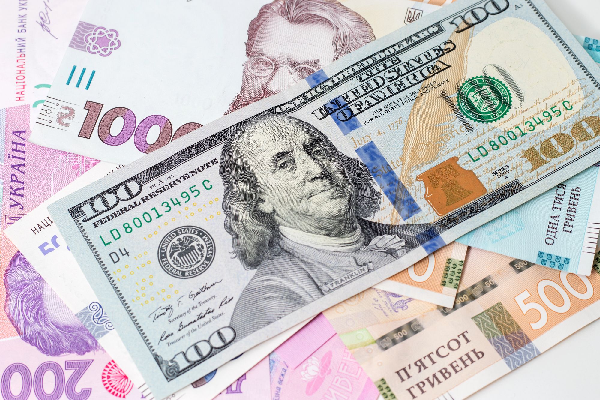 Стоит ли скупать валюту перед новым годом