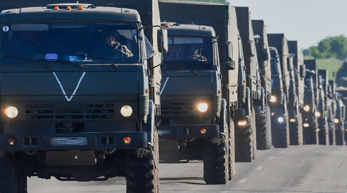 Російські військові вантажівки