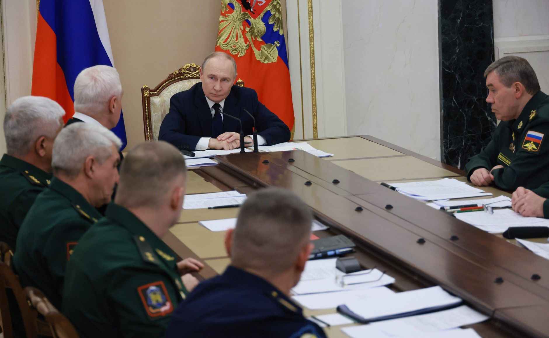 Российский диктатор Путин проводит совещание с представителями минобороны, генштаба
