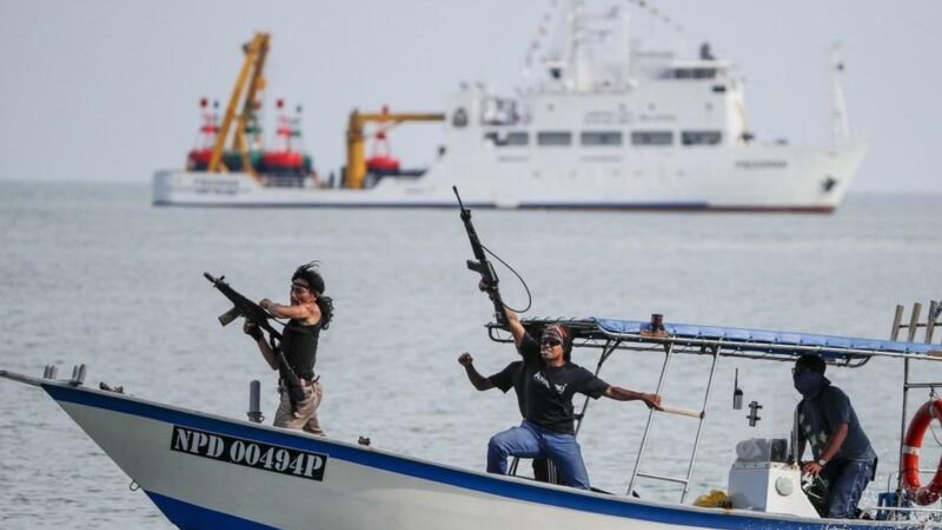 Двух украинцев освободили из пиратского плена Двух украинцев освободили из пиратского плена