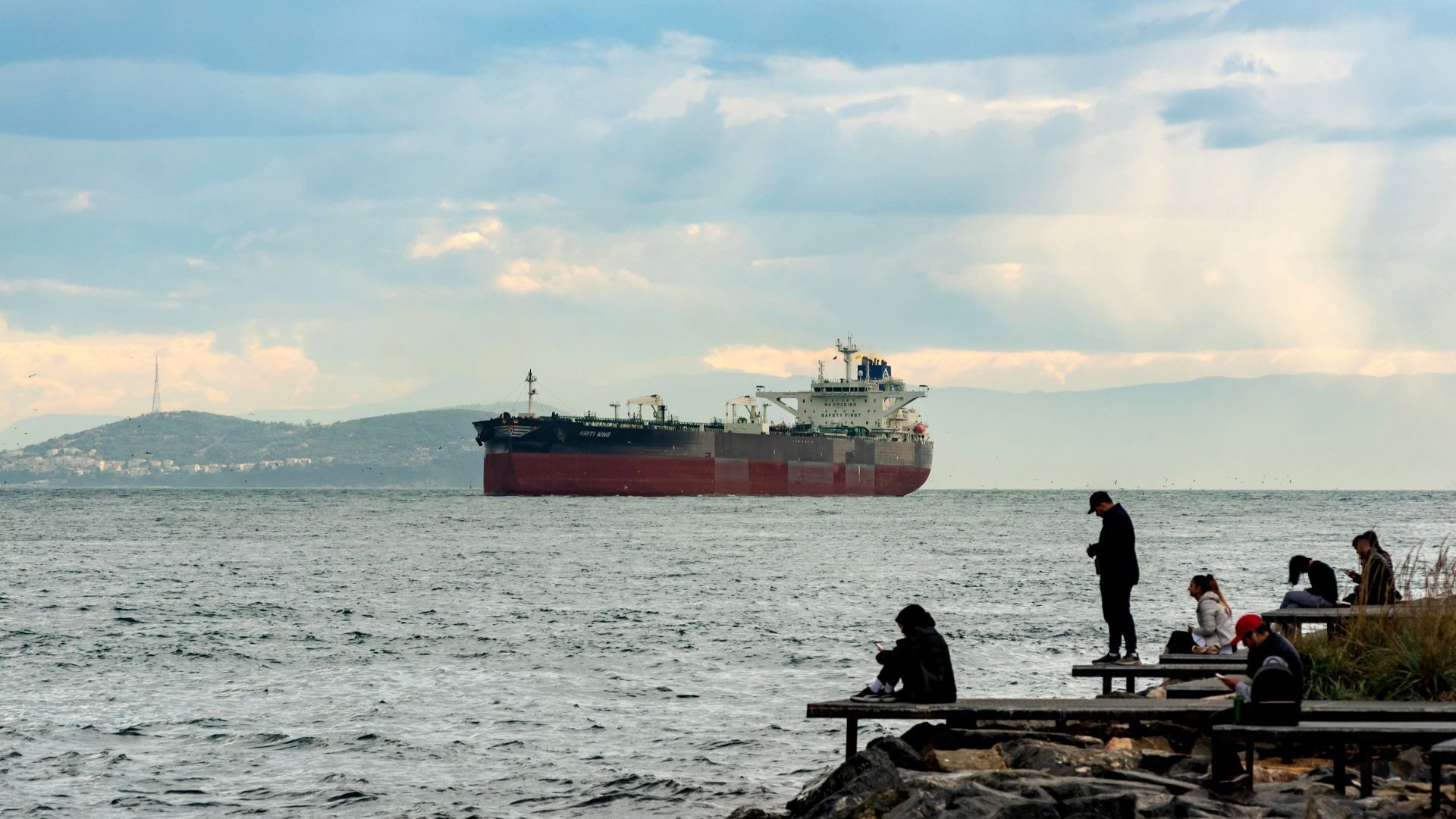 Нефтяной танкер, который пытались задержать в США, теперь зарегистрирован в России Нефтяной танкер, который пытались задержать в США, теперь зарегистрирован в России