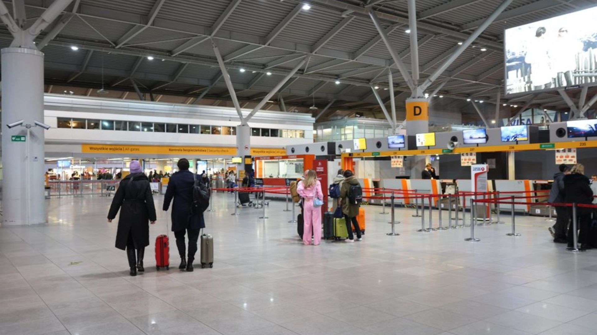 Українця затримали в польському аеропорту Окенце Українця затримали в польському аеропорту Окенце